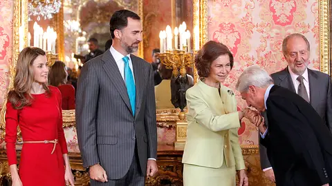 Letizia, Felipe y la reina Sofía con Mario Vargas Llosa en 2011 Letizia, Felipe y la reina Sofía con Mario Vargas Llosa en 2011