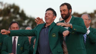 Scottie Scheffler coloca la chaqueta verde a Rory McIlroy en el Augusta National Golf Club