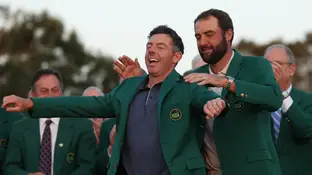 Scottie Scheffler coloca la chaqueta verde a Rory McIlroy en el Augusta National Golf Club Scottie Scheffler coloca la chaqueta verde a Rory McIlroy en el Augusta National Golf Club