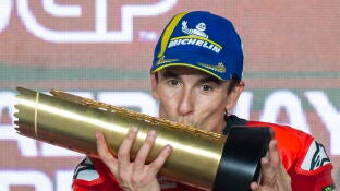 Marc M&aacute;rquez besa el trofeo de campe&oacute;n del GP de Catar