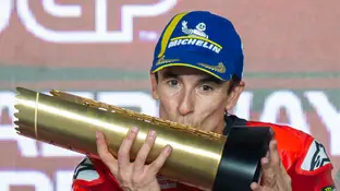 Marc Márquez besa el trofeo de campeón del GP de Catar Marc Márquez besa el trofeo de campeón del GP de Catar