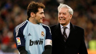 Mario Vargas Llosa junto a Iker Casillas en el Bernab&eacute;u en 2010