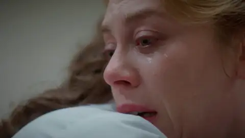 Süreyya estalla y Bahar se rompe mientras Evren lucha por su vida en quirófano Süreyya estalla y Bahar se rompe mientras Evren lucha por su vida en quirófano