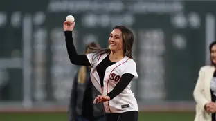 Karenna Groff realiza el saque de honor en un partido disputado en 2023 en Fenway Park Karenna Groff realiza el saque de honor en un partido disputado en 2023 en Fenway Park