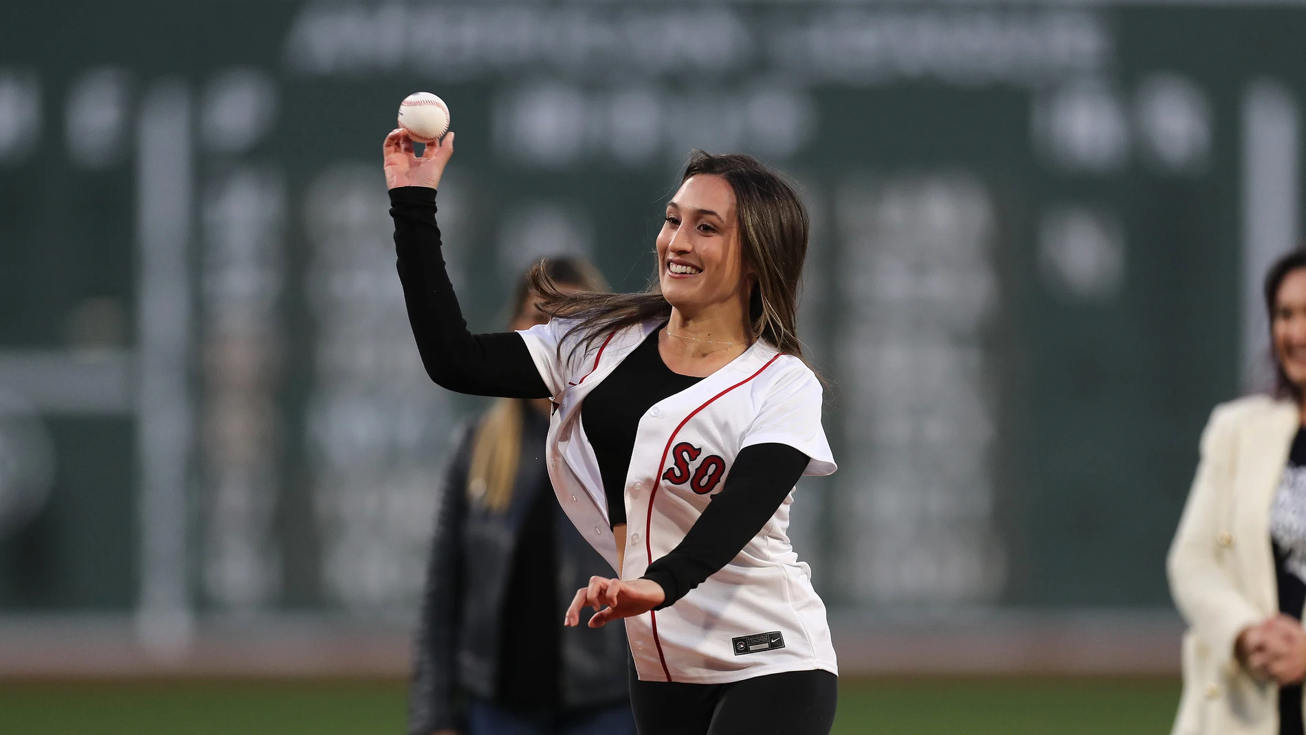 Karenna Groff realiza el saque de honor en un partido disputado en 2023 en Fenway Park Karenna Groff realiza el saque de honor en un partido disputado en 2023 en Fenway Park