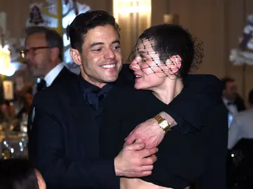 Rami Malek junto a Emma Corrin  Rami Malek junto a Emma Corrin