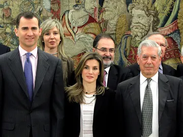 Los reyes Letizia y Felipe con Mario Vargas Llosa en 2010 Los reyes Letizia y Felipe con Mario Vargas Llosa en 2010