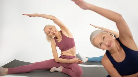 Mujeres haciendo deporte moderado Mujeres haciendo deporte moderado