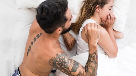 Una pareja en la cama
