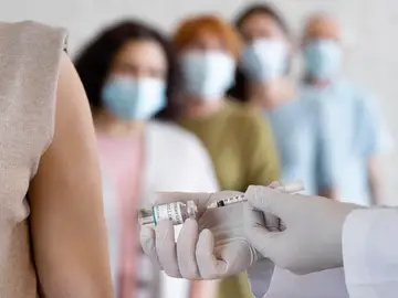 Mujeres vacunándose Mujeres vacunándose