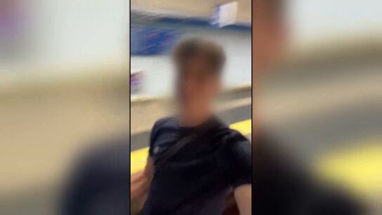 Joven en el Metro
