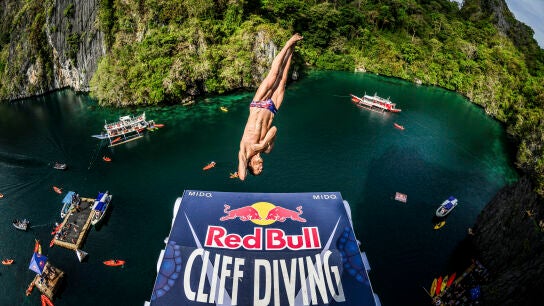 Gary Hunt realiza un salto en Filipinas El Nido, Filipinas