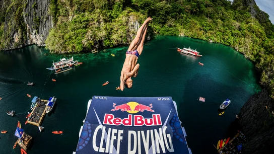 Gary Hunt realiza un salto en Filipinas El Nido, Filipinas Gary Hunt realiza un salto en Filipinas El Nido, Filipinas