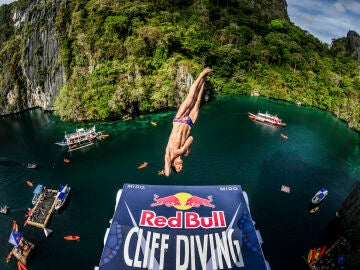 Gary Hunt realiza un salto en Filipinas El Nido, Filipinas