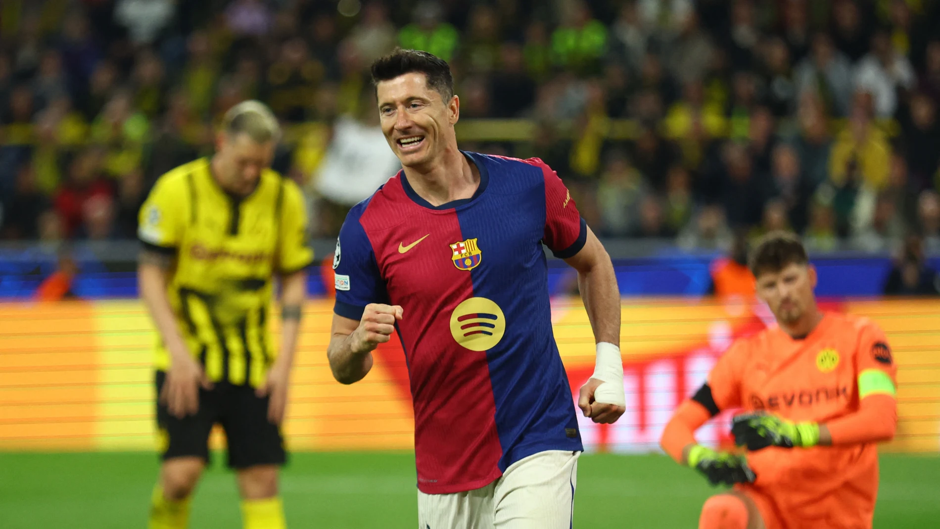 Lewandowski celebra el gol en propia del Dortmund Lewandowski celebra el gol en propia del Dortmund