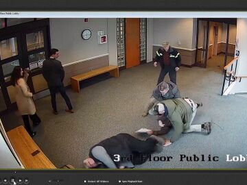 Detención de un venezolano por dos agentes de policía en EEUU