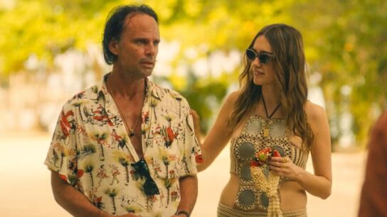 Walton Goggins y Aimee Lou Wood en The White Lotus