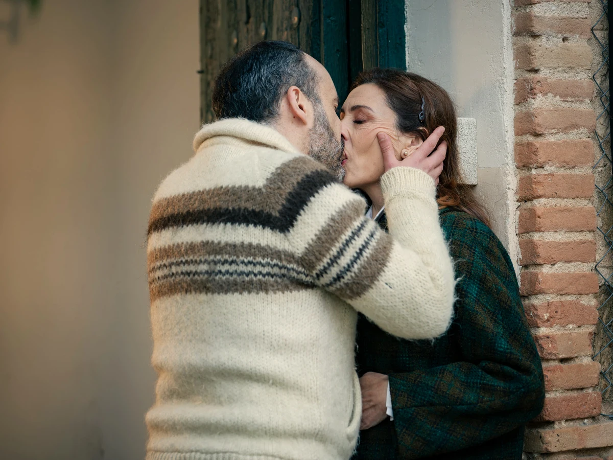 Manuela por fin se deja llevar y le da una oportunidad a Gaspar tras un apasionado beso