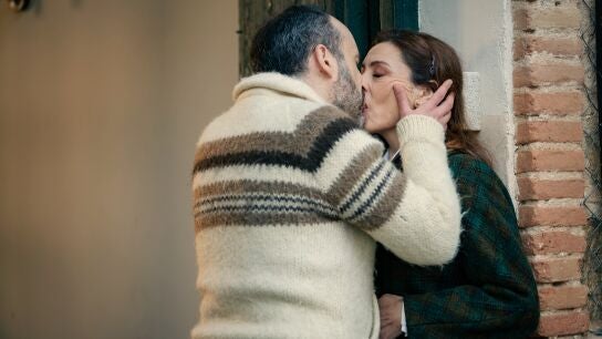 Manuela por fin se deja llevar y le da una oportunidad a Gaspar tras un apasionado beso