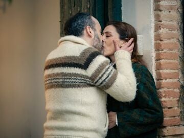 Manuela por fin se deja llevar y le da una oportunidad a Gaspar tras un apasionado beso