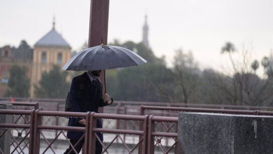 Lluvias, viento, olas y nieve ponen en aviso a una quincena de provincias y Melilla