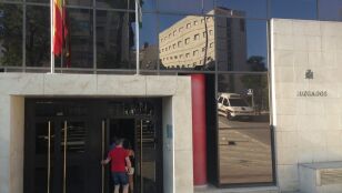 Puerta de los Juzgados de La Caleta, de Granada