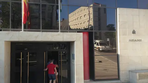 Puerta de los Juzgados de La Caleta, de Granada Puerta de los Juzgados de La Caleta, de Granada