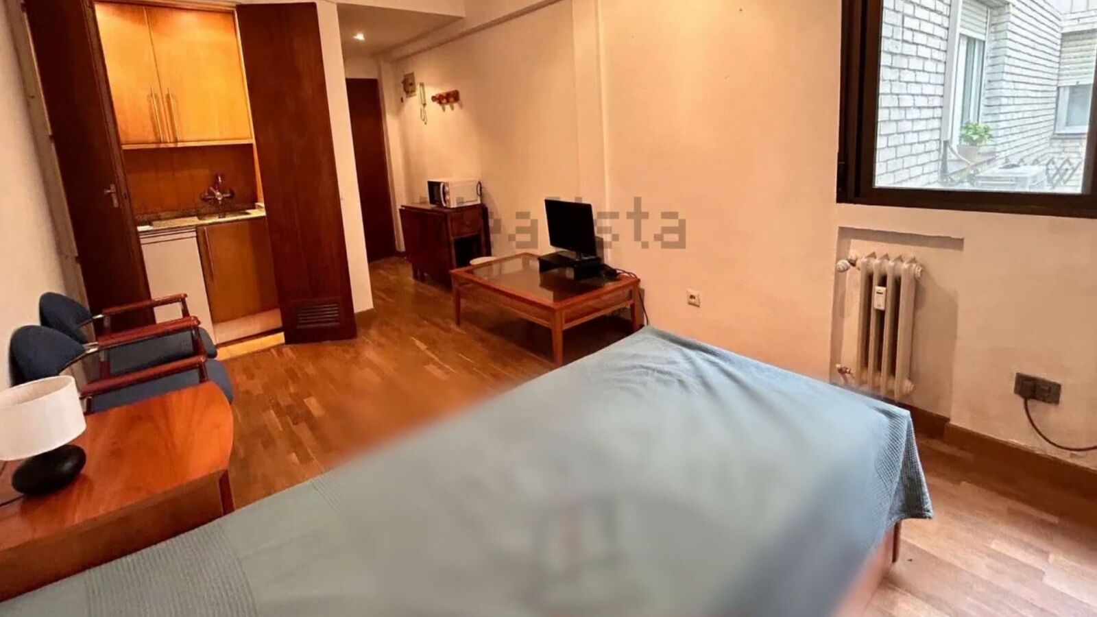 Vivir en 30 m², pagando más de mil euros y cocinando en un microondas: las escandalosas ofertas de alquiler