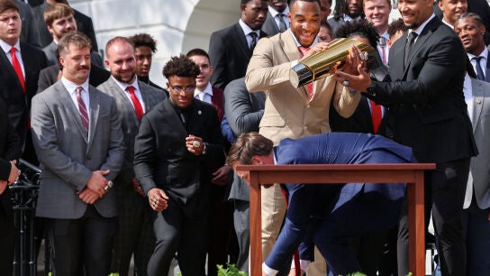 JD Vance, en el momento de cargarse el trofeo de la NCAA durante la visita de Ohio State