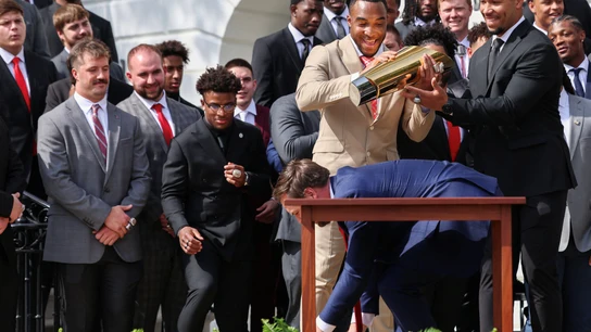 JD Vance, en el momento de cargarse el trofeo de la NCAA durante la visita de Ohio State JD Vance, en el momento de cargarse el trofeo de la NCAA durante la visita de Ohio State