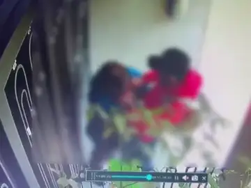 El ladrón fue detenido poco después de robarle la cadena El ladrón fue detenido poco después de robarle la cadena