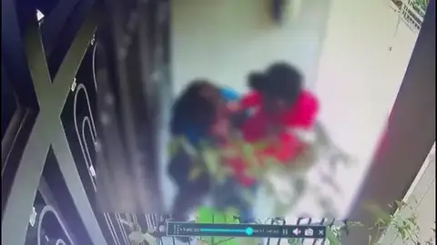 El ladrón fue detenido poco después de robarle la cadena El ladrón fue detenido poco después de robarle la cadena