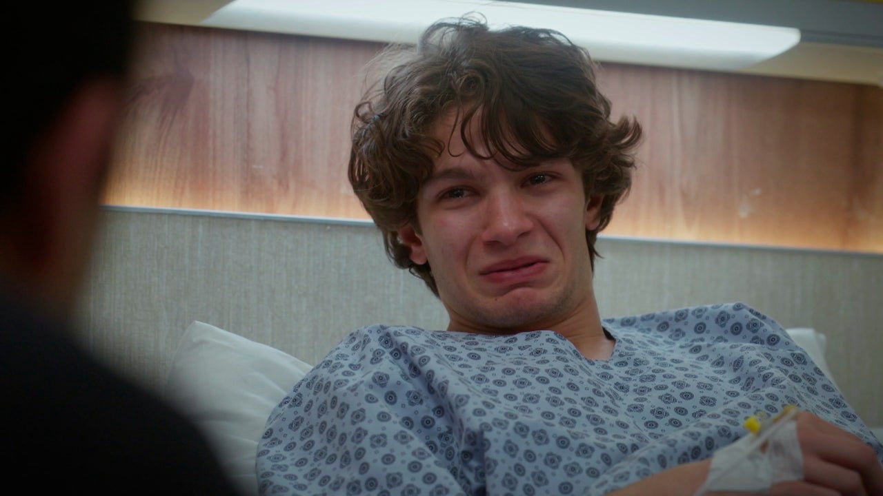 Cem implora a su hermano Evren que no lo deje volver al orfanato Cem implora a su hermano Evren que no lo deje volver al orfanato