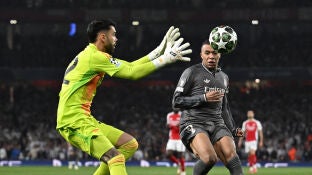 David Raya y Kylian Mbapp&eacute; disputan un bal&oacute;n en el partido de ida en el Emirates Stadium