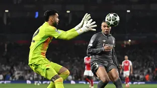 David Raya y Kylian Mbappé disputan un balón en el partido de ida en el Emirates Stadium David Raya y Kylian Mbappé disputan un balón en el partido de ida en el Emirates Stadium