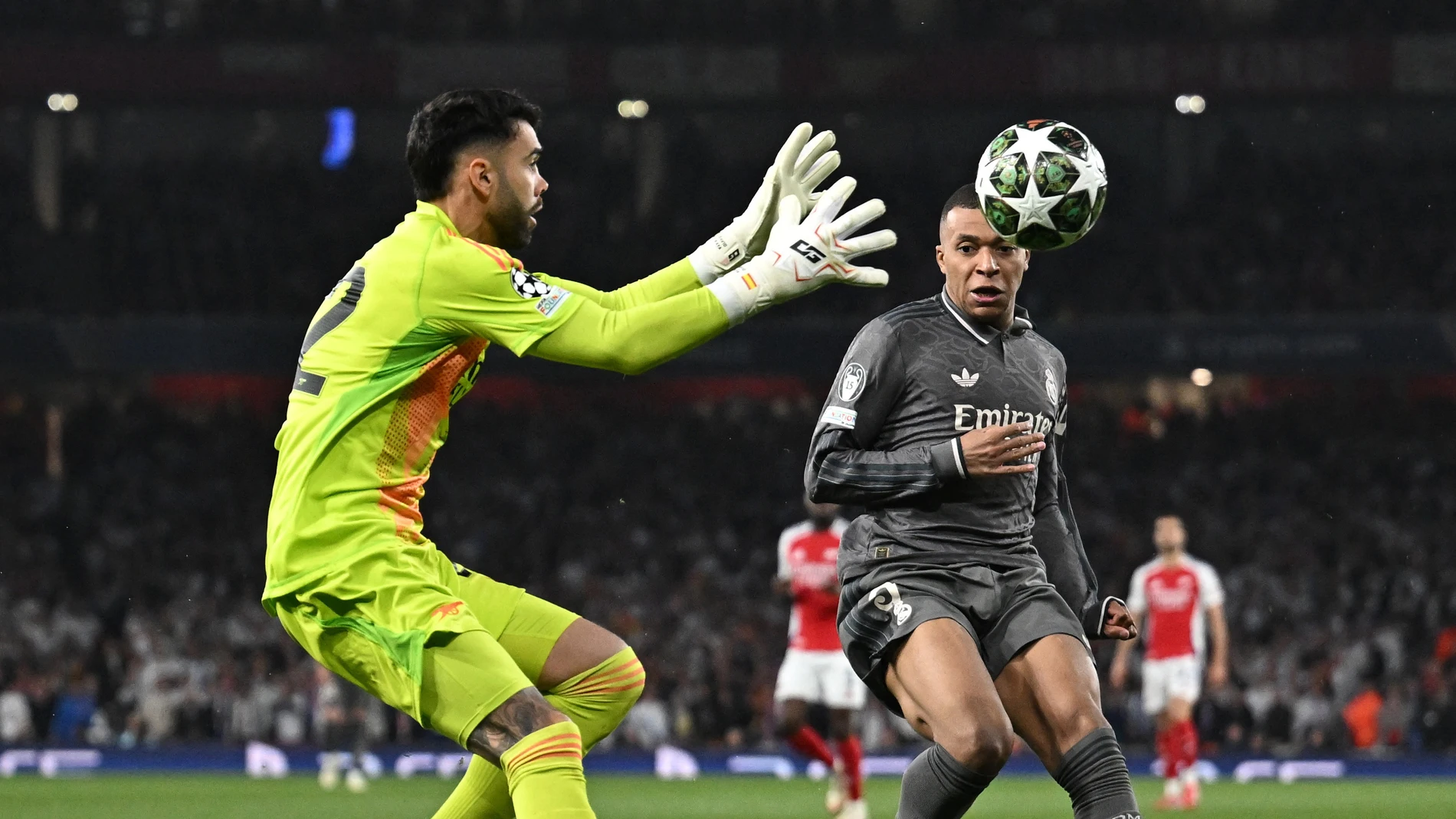 David Raya y Kylian Mbappé disputan un balón en el partido de ida en el Emirates Stadium David Raya y Kylian Mbappé disputan un balón en el partido de ida en el Emirates Stadium