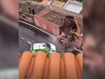 Momento de impacto de Yeray Lemes contra la fachada de una casa