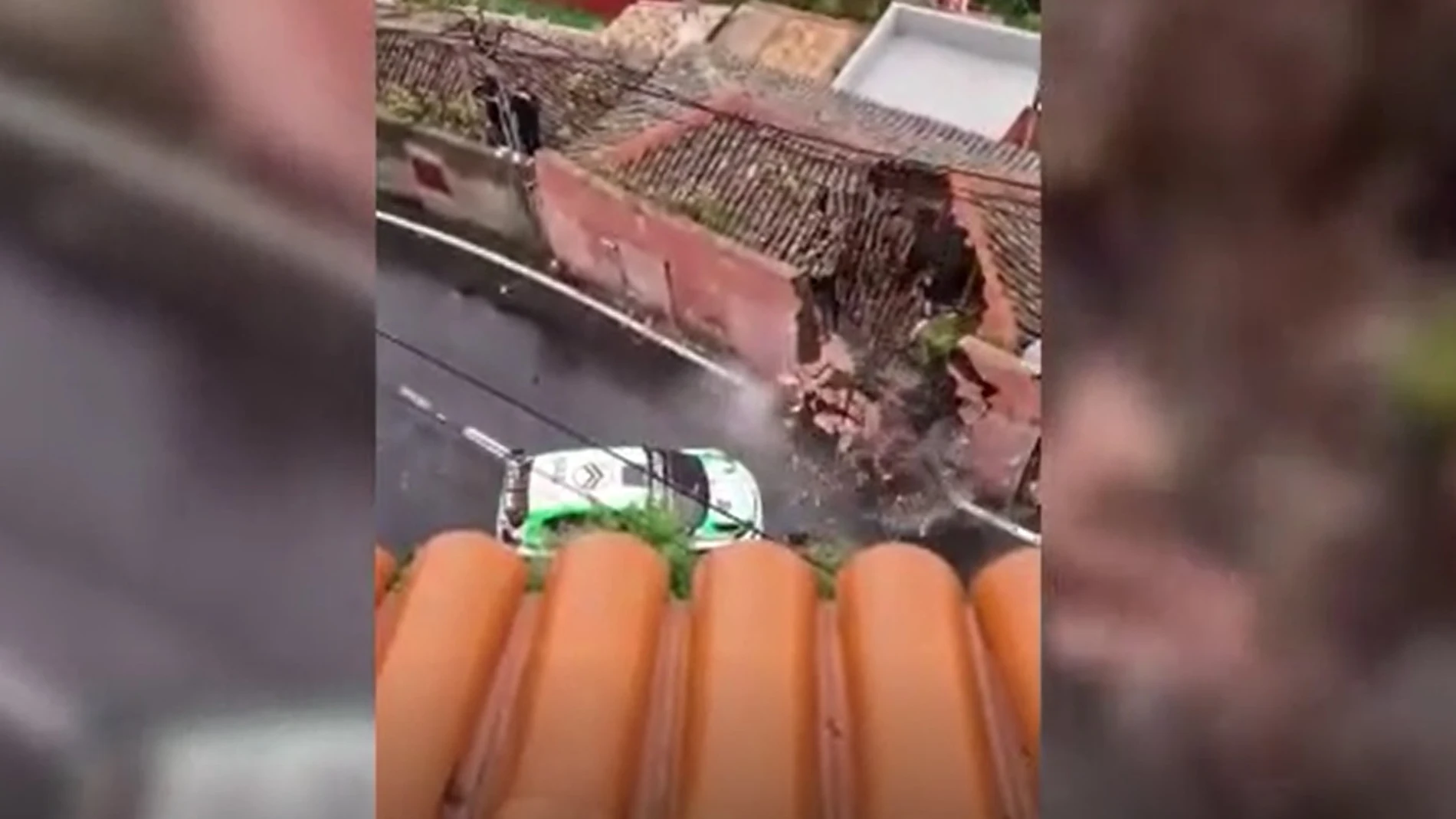 Momento de impacto de Yeray Lemes contra la fachada de una casa Momento de impacto de Yeray Lemes contra la fachada de una casa