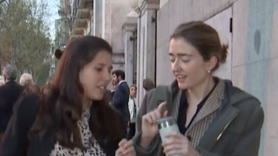 Teresa Urquijo con una amiga por Madrid