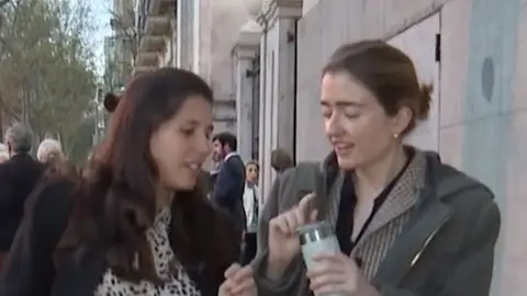 Teresa Urquijo con una amiga por Madrid Teresa Urquijo con una amiga por Madrid