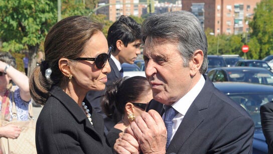 Isabel Preysler y Manuel Colonques en el entierro de Miguel Boyer en 2014