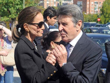 Isabel Preysler y Manuel Colonques en el entierro de Miguel Boyer en 2014