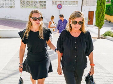 Carla Goyanes y Cari Lapique en el funeral de Carlos Goyanes