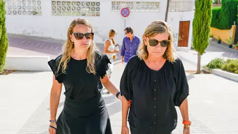 Carla Goyanes y Cari Lapique en el funeral de Carlos Goyanes Carla Goyanes y Cari Lapique en el funeral de Carlos Goyanes