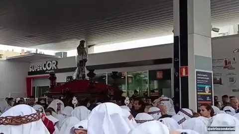 Así se resguardó de la lluvia cofradía 'Ecce-Homo' y Amor de Vélez-Málaga Así se resguardó de la lluvia cofradía 'Ecce-Homo' y Amor de Vélez-Málaga