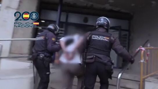 La Polic&iacute;a con el detenido