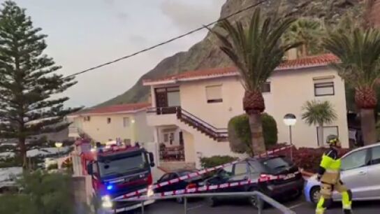 La roca cay&oacute; sobre una vivienda ocasionando graves desperfectos