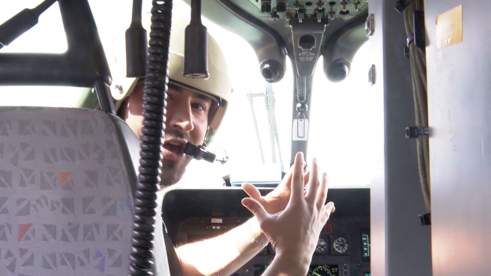 Antena 3 Noticias se sube al helicóptero Pegasus con el que la DGT vigila la carretera: así trabaja 