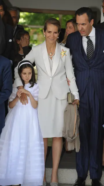 Infanta Elena en la comunión de Victoria Federica Infanta Elena en la comunión de Victoria Federica