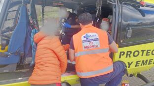 Imagen del helic&oacute;ptero con los senderistas